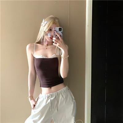 给小酒馆女子喝高杯酒